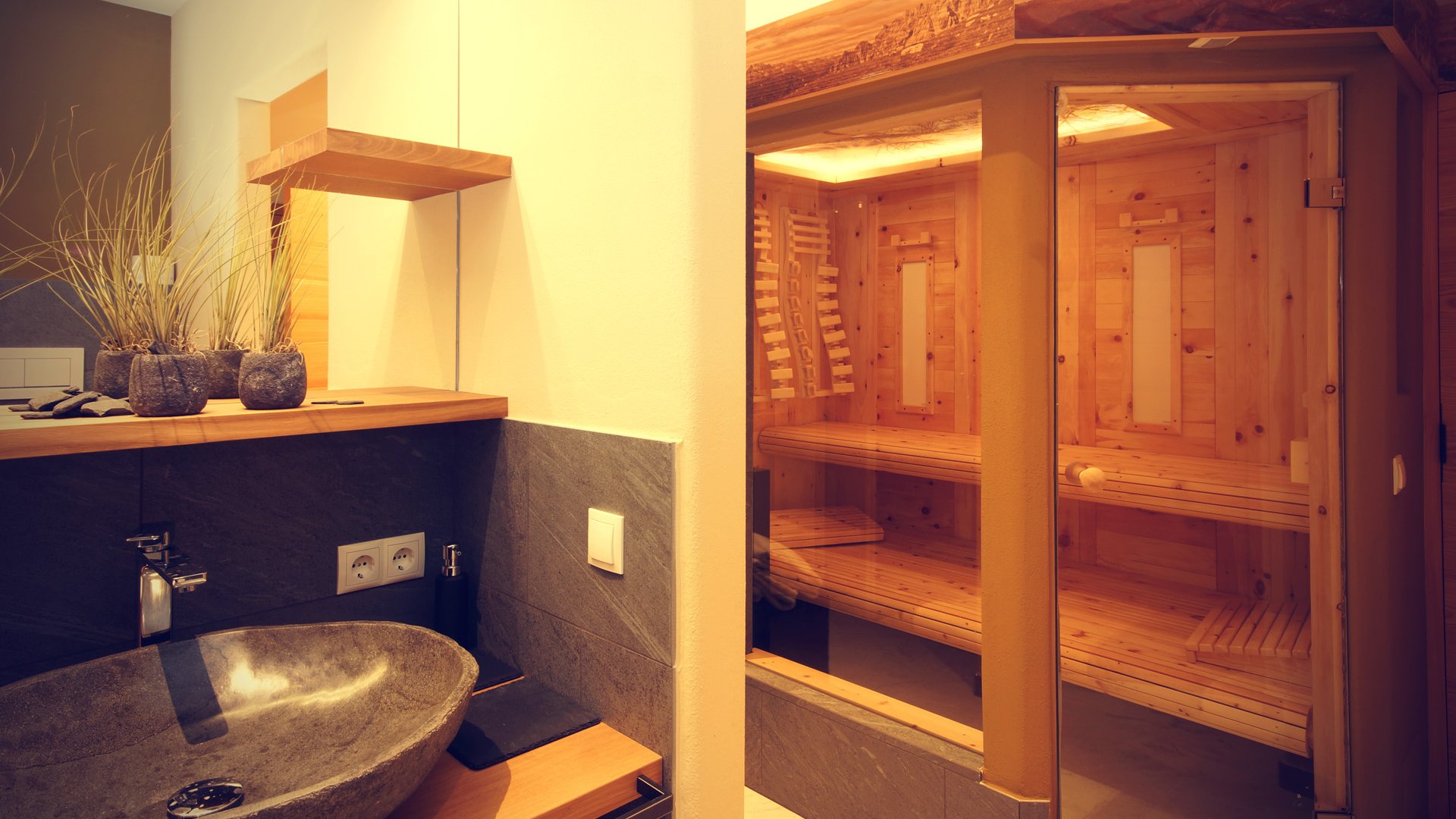 Voll ausgestattetes Bad mit Waschmaschine und Sauna mit Infrarot