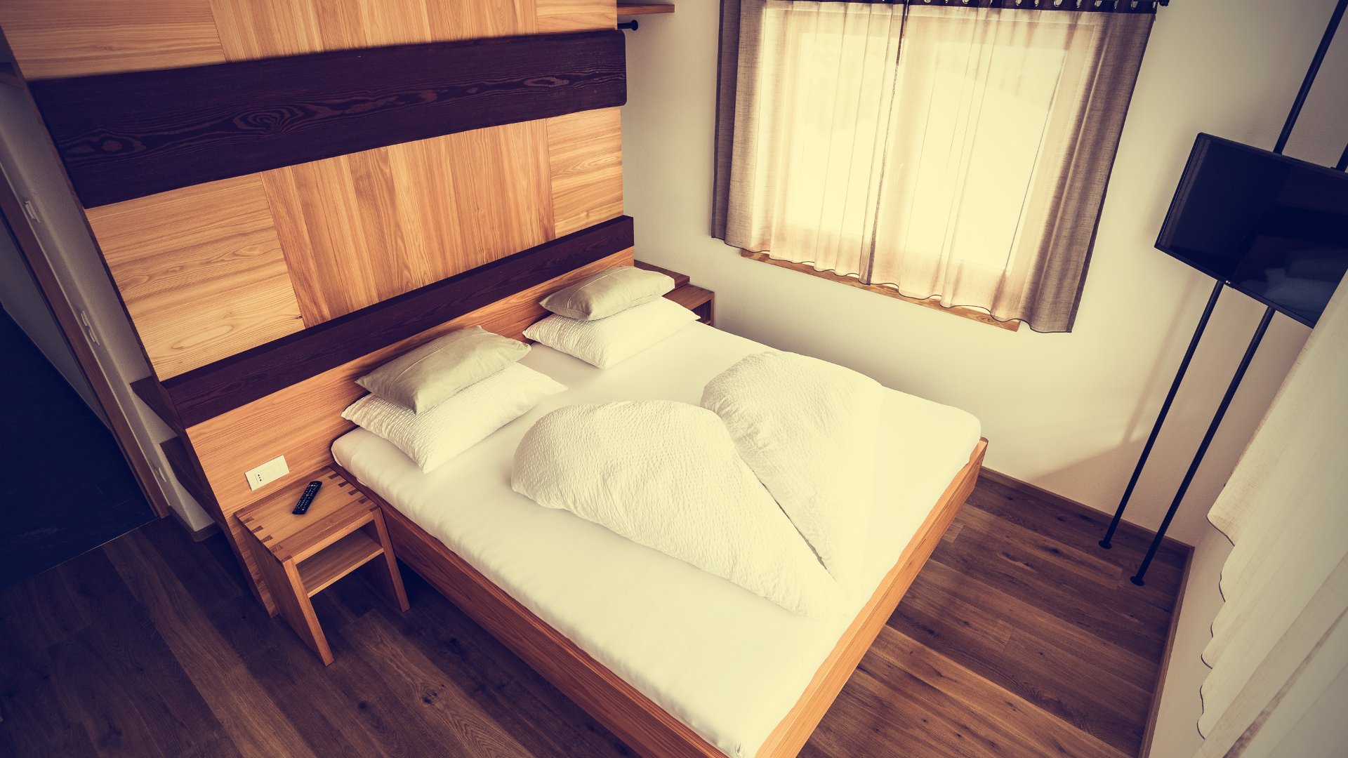 Edle, moderne Schlafzimmer aus Holz für einen guten Schlaf